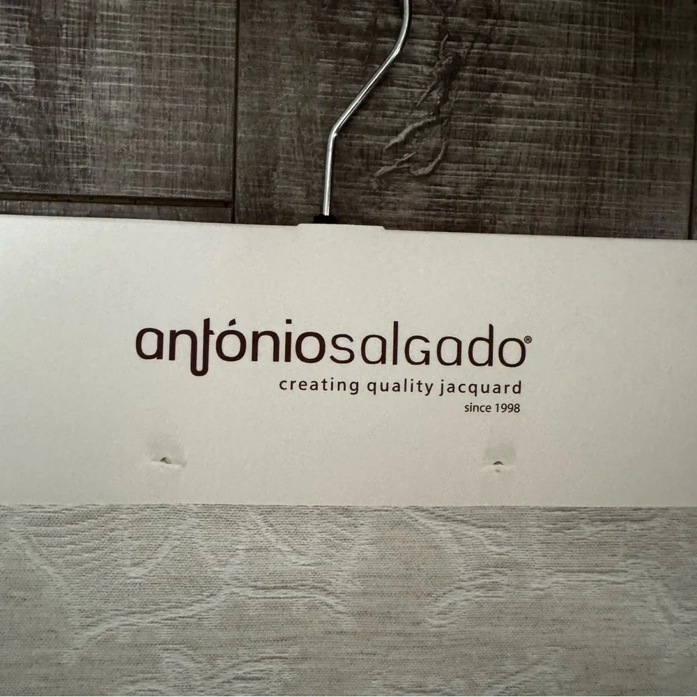 Antonio Salgado Light Gray Patterned Jacquard Table Runner 20 in. X 90 in. NWT